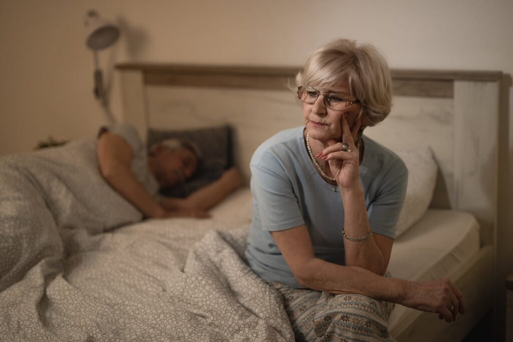Pareja superando los desafíos de la falta de energía en su relación y fortaleciendo su vínculo.